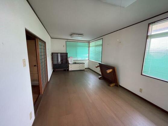 imgi_23_1896980779_557x418